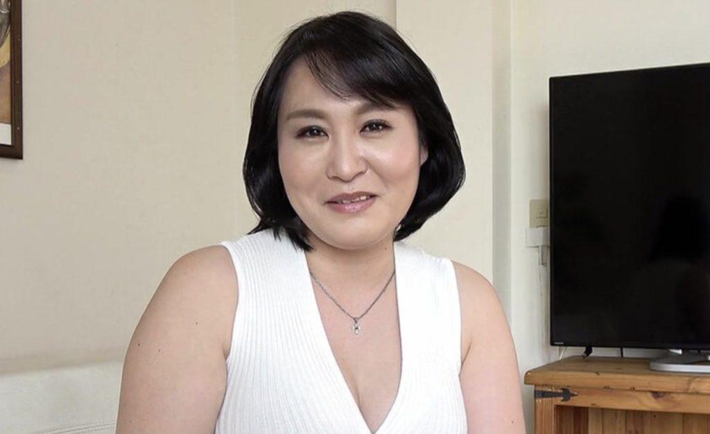 内田すず花50歳ぽっちゃり熟女好きにはたまらない腹肉踊る淫乱体型